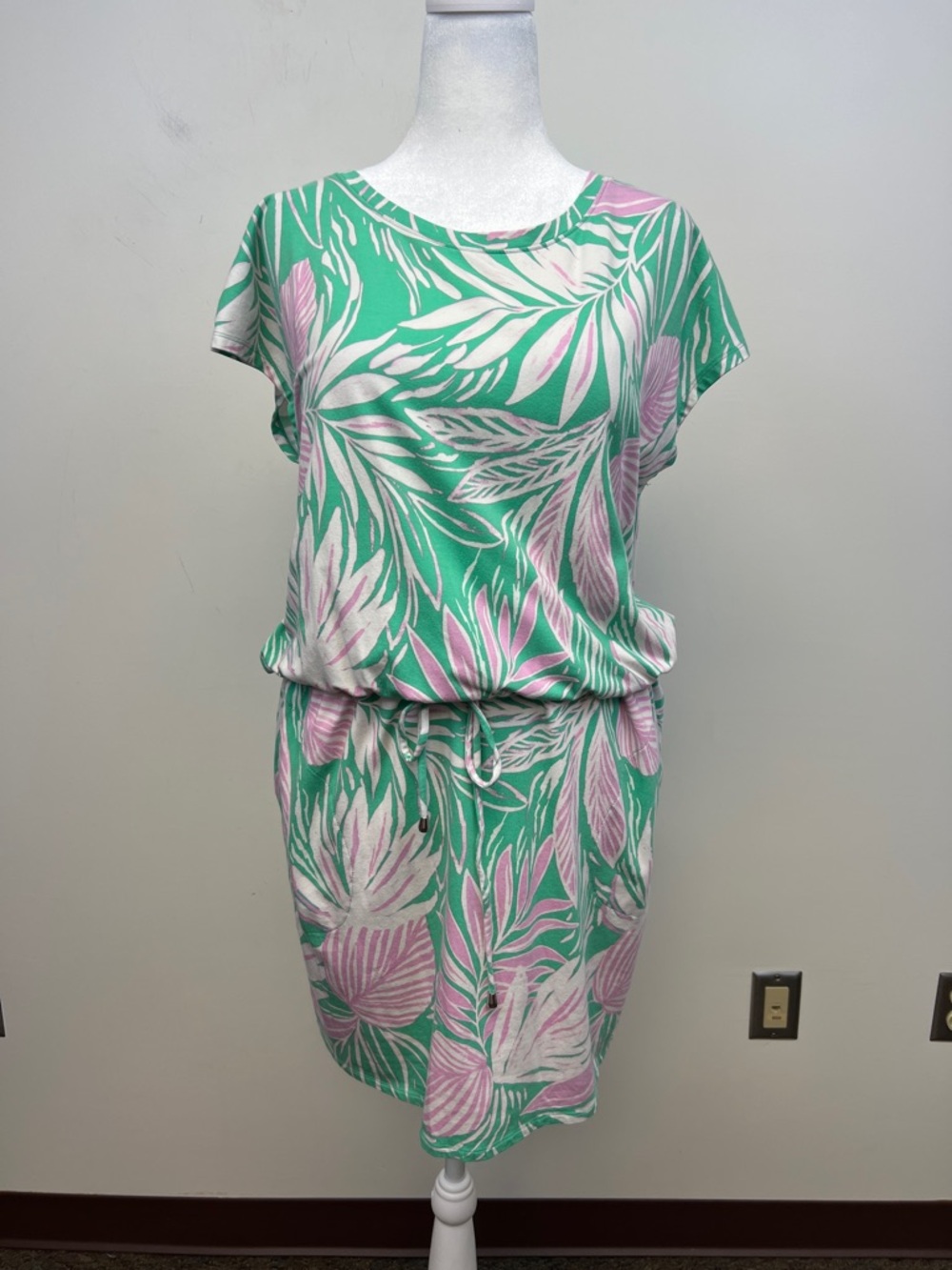 Belle by Kim Gravel Light Green Pink and White Palm Print Dress Size L